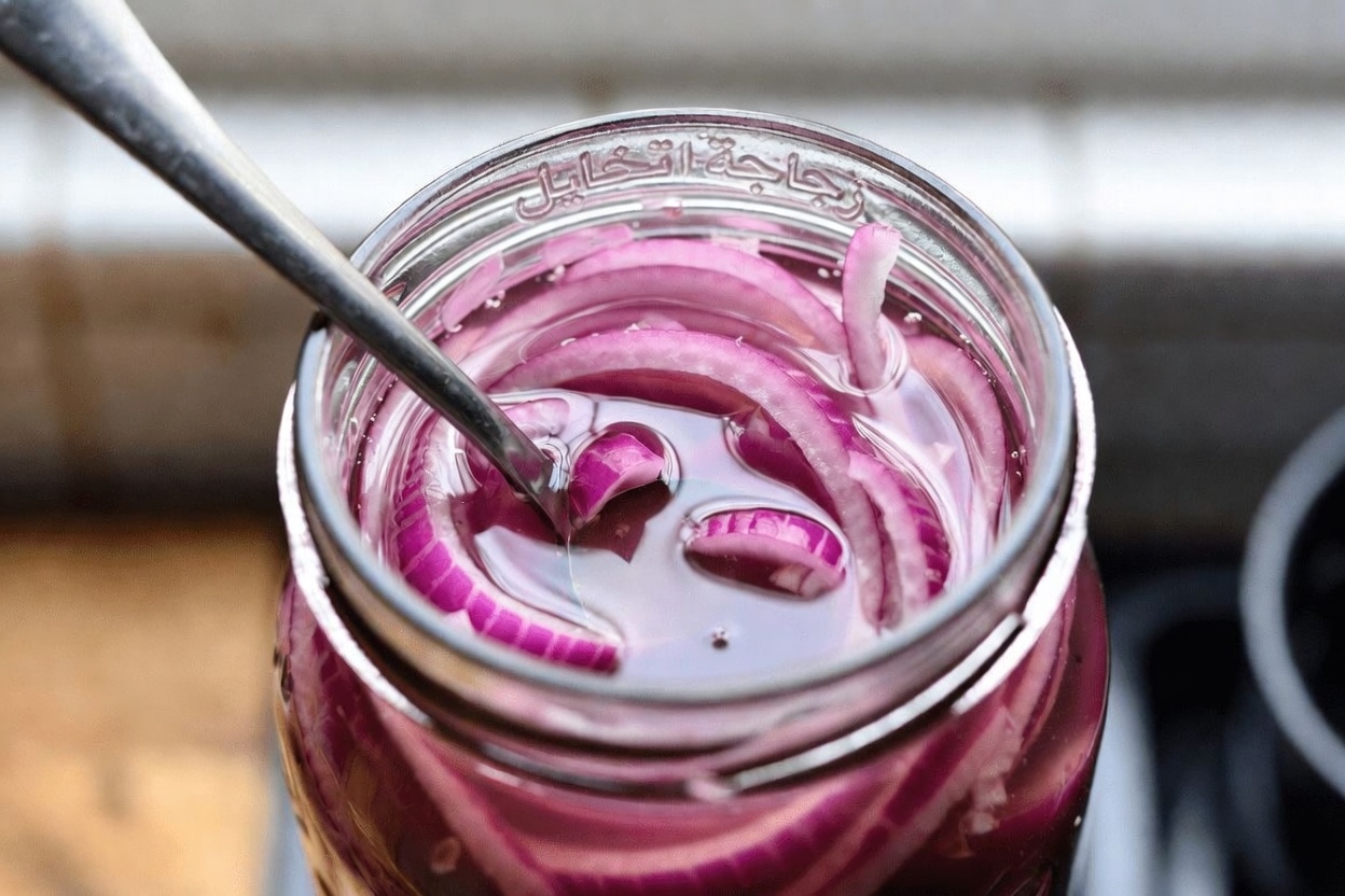 كيف لفتت هذه الوصفة البسيطة للبصل الأحمر المخلل الانتباه لدعم استقرار مستويات السكر في الدم