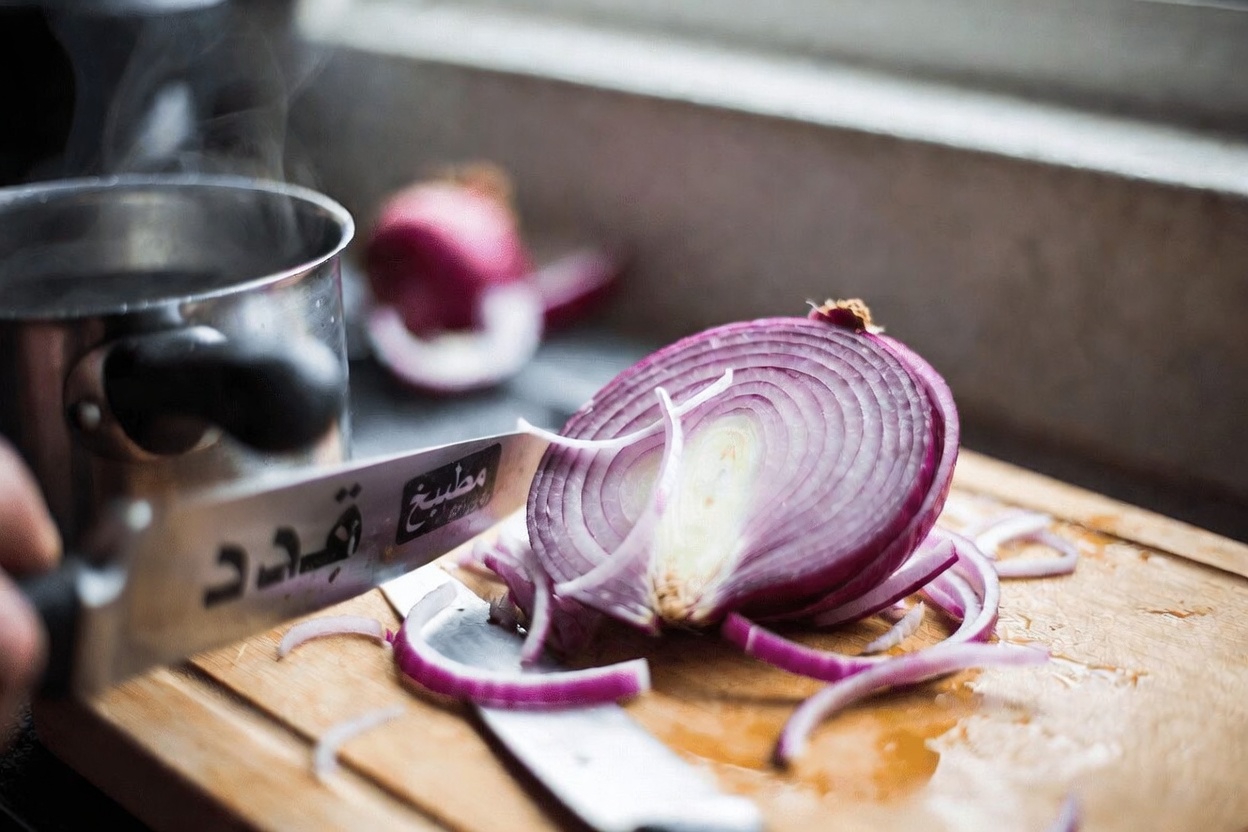 اكتشف وصفة شاي البصل الأحمر البسيطة التي يضيفها الكثيرون إلى روتينهم اليومي لدعم سكر الدم