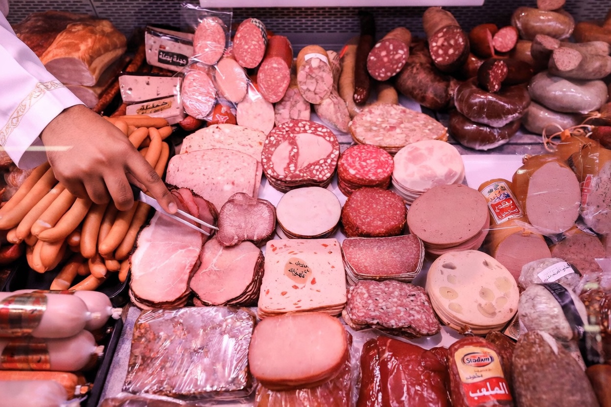 5 أطعمة يومية مفاجئة تربطها الأبحاث بزيادة خطر الإصابة بالسرطان وبدائل بسيطة لصحة أفضل