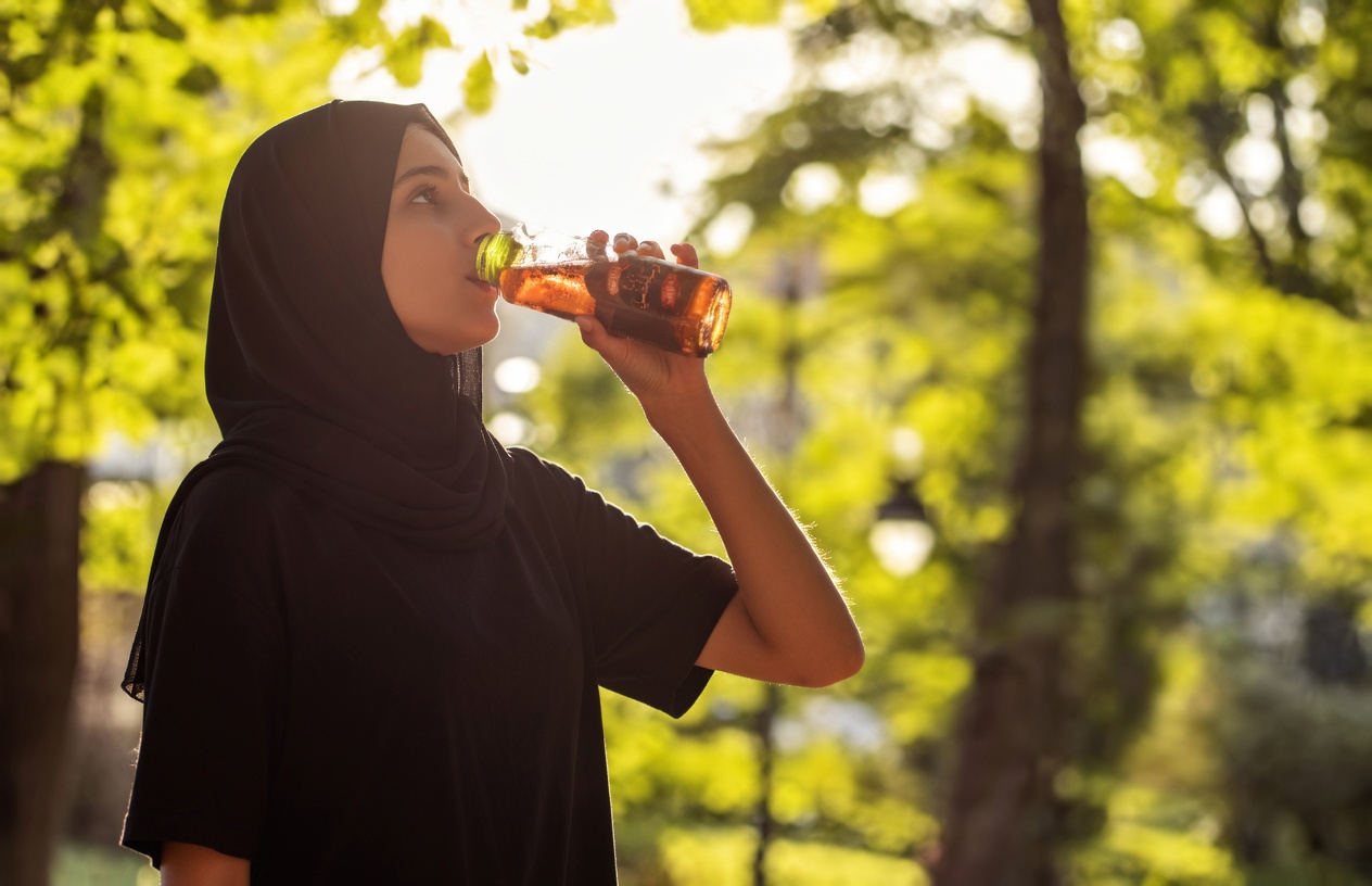 اكتشف الأخطاء الخمسة الشائعة التي نرتكبها عند شرب الماء والتي تؤثر على صحتك اليومية