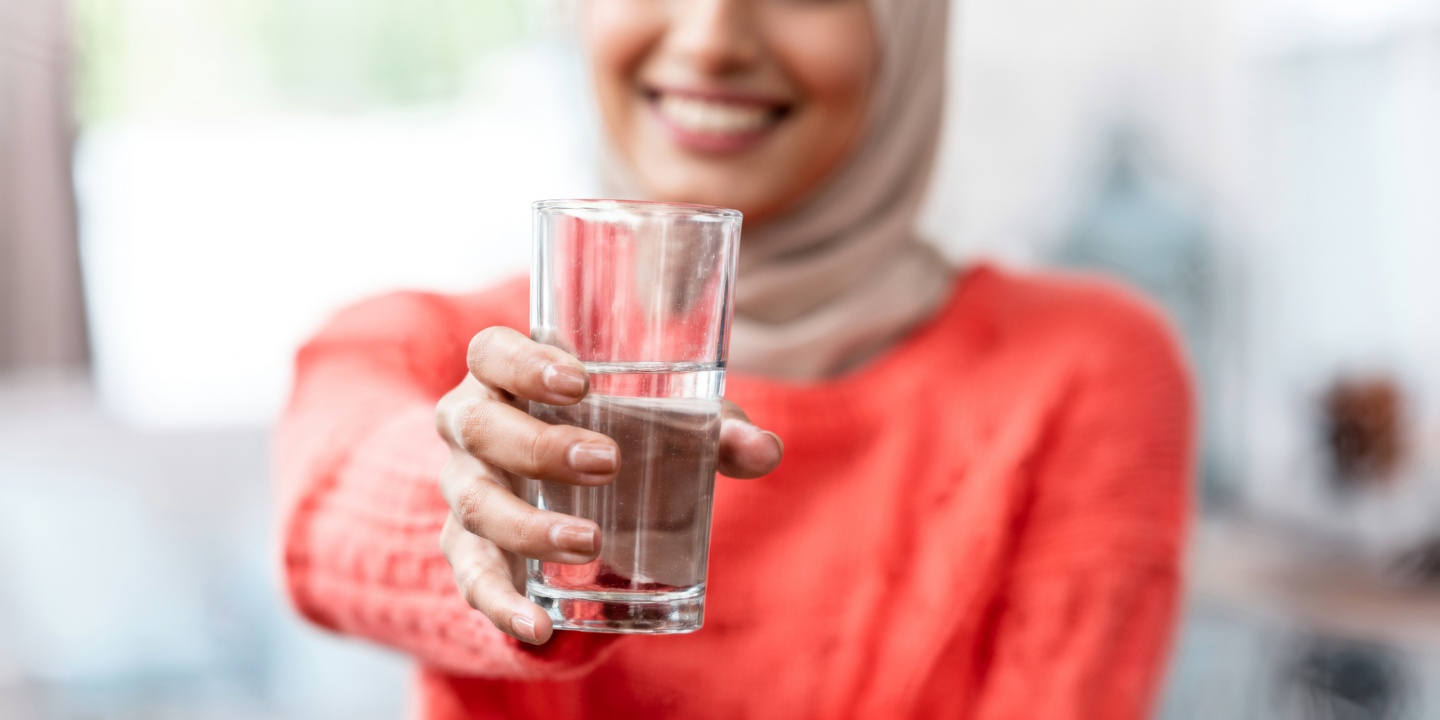 اكتشف الأخطاء الخمسة الشائعة التي نرتكبها عند شرب الماء والتي تؤثر على صحتك اليومية