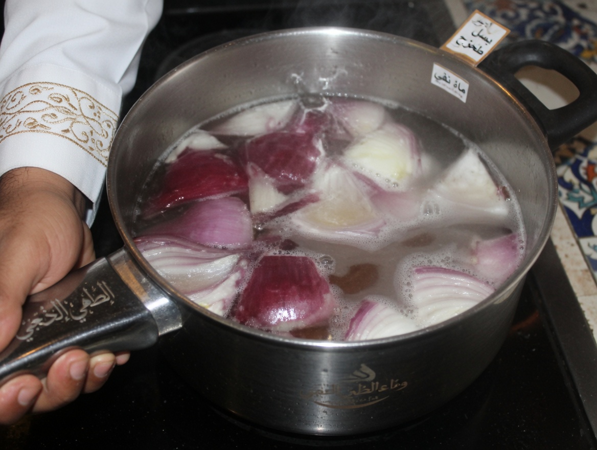 نقع البصل الأحمر في الماء طوال الليل: لماذا تكتسب هذه العادة التقليدية اهتمامًا متزايدًا لصحة الرجال