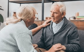 فوق الستين؟ 10 علامات تحذيرية مبكرة للخرف يجب الانتباه لها: نصائح لكبار السن والعائلات