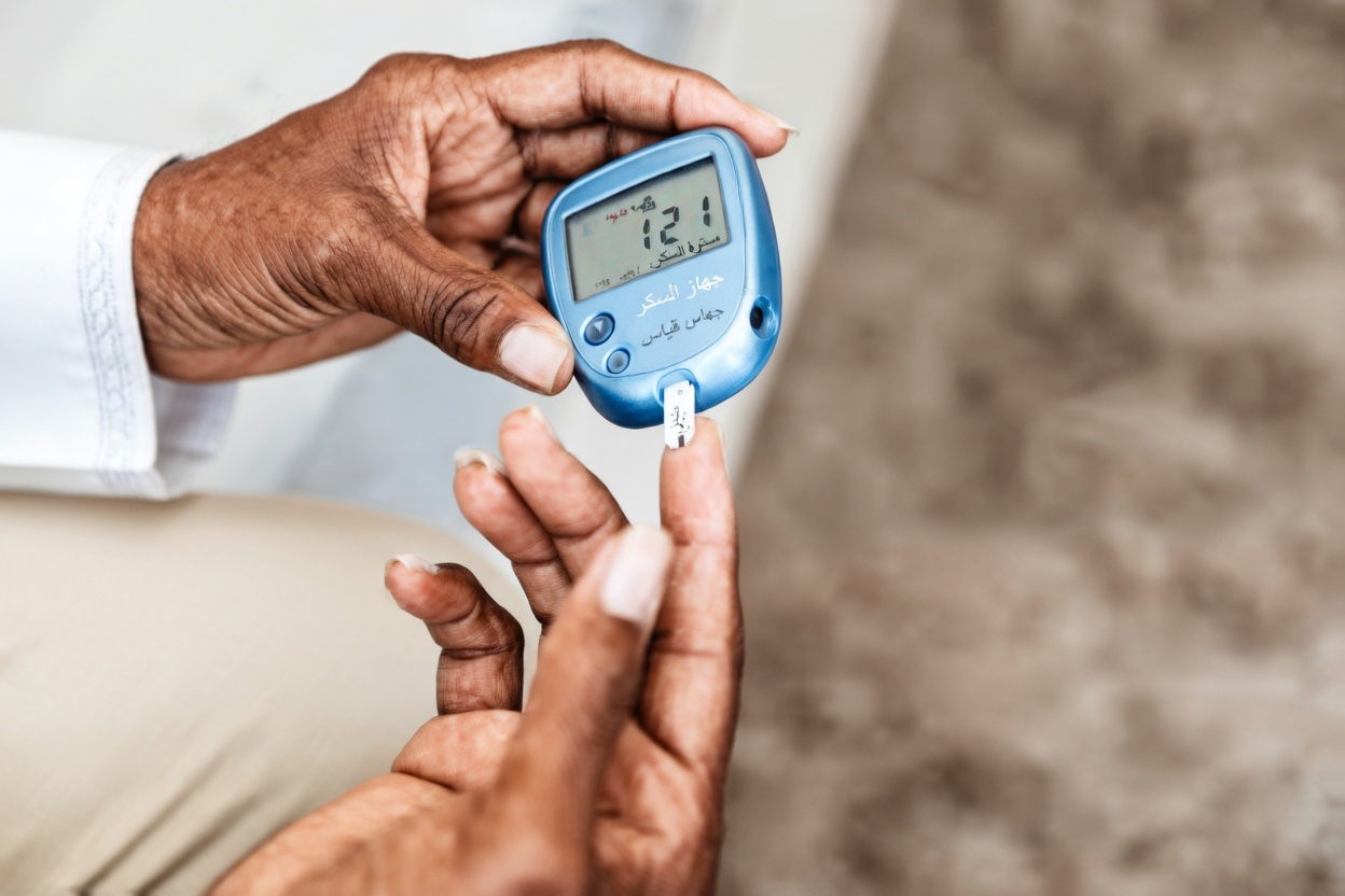 7 علامات لمرض السكري ليلًا + الخطأ القاتل قبل النوم و8 نصائح للمساعدة على خفض سكر الدم ليلًا