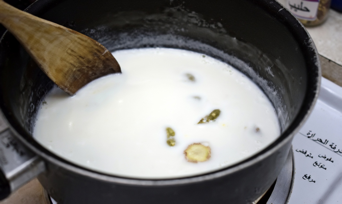 هل شرب الثوم المسلوق في الحليب عادة مفيدة أم خطر ينبغي أن تعرفه؟