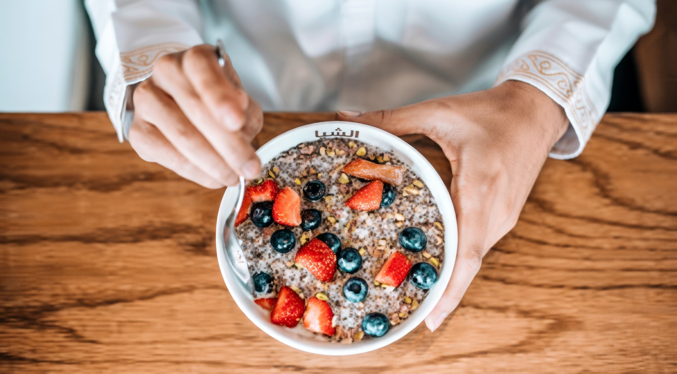 15 طعامًا خارقًا قد تساعد في دعم مستويات حمض اليوريك الصحية (يشرح اختصاصي أمراض الروماتيزم)