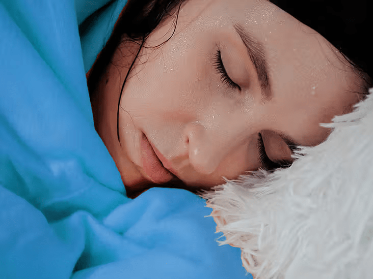 9 علامات شائعة قد تدل على أنكِ تمرّين بمرحلة انقطاع الطمث وعادات يومية بسيطة لتشعري بمزيد من التوازن