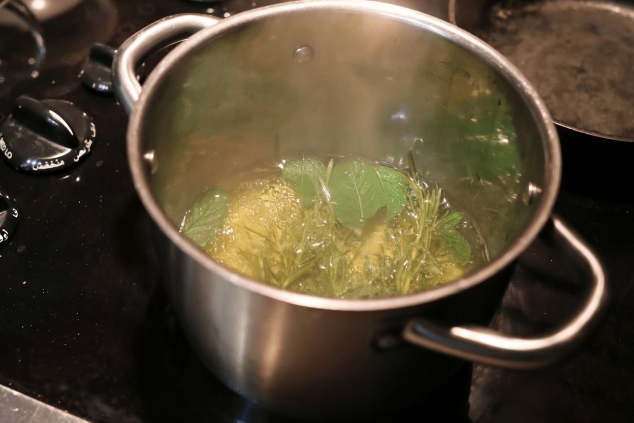 استكشاف طقس تونك الشعر بإكليل الجبل والقرنفل لشعر يبدو أكثر صحة في روتينك المسائي