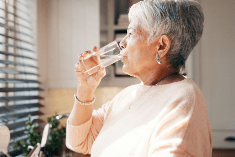 ٨ طرق فعّالة لتقليل الذهاب إلى الحمّام ليلًا واستعادة نومك