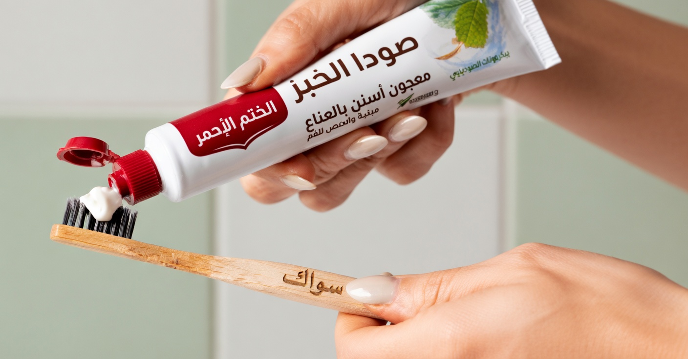 «يبدو وكأنني أجريتُ جراحة تجميلية»: علاج منزلي يُستخدم لتحسين مظهر التجاعيد والبقع الداكنة على اليدين والذراعين