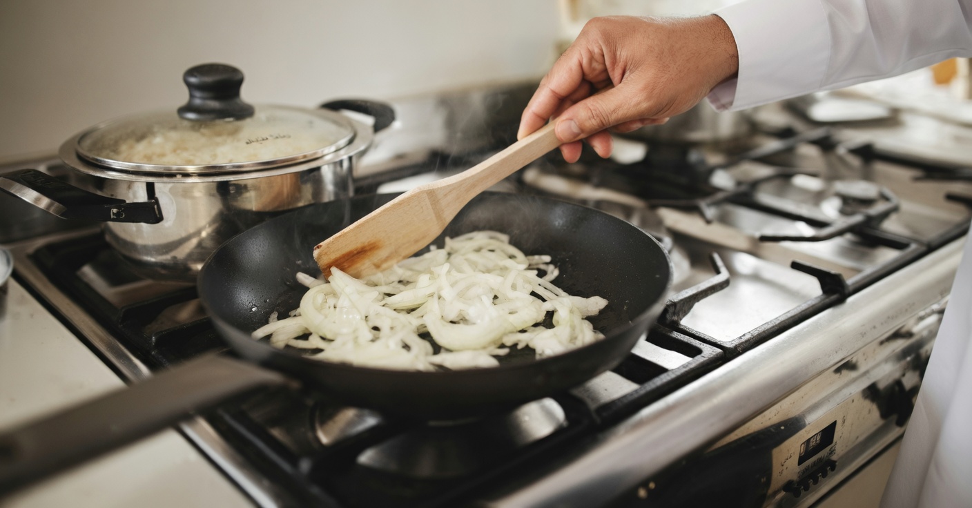 ١٤ طريقة مبتكرة يمكن للبصل من خلالها تحسين صحتك في المنزل