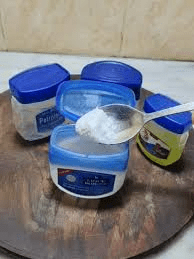 الفازلين ونشا الذرة: حيلة جمالية مفاجئة يتحدث عنها الجميع!