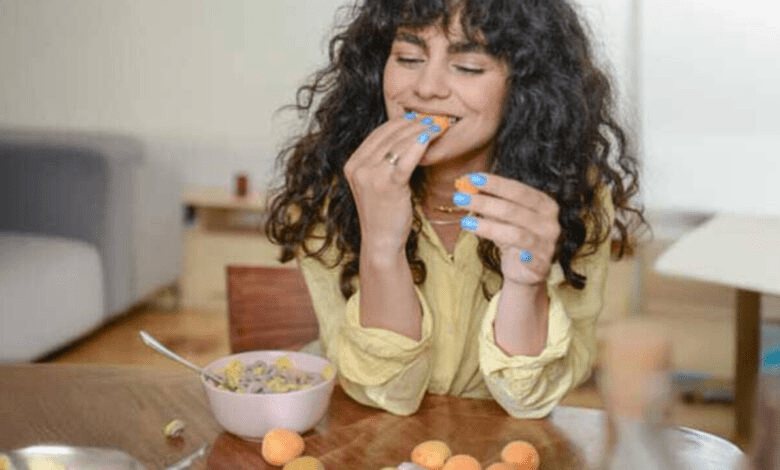 هل تتناول الكثير من السكر؟ اكتشف 10 علامات شائعة وما الذي يجب فعله بعد ذلك