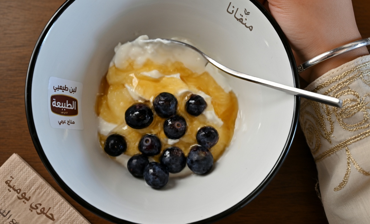 كبار السن: لا تتناولوا التوت الأزرق مع هذه الأطعمة الثلاثة الشائعة (واستفيدوا بدلًا من ذلك من كامل فوائده للشيخوخة الصحية)