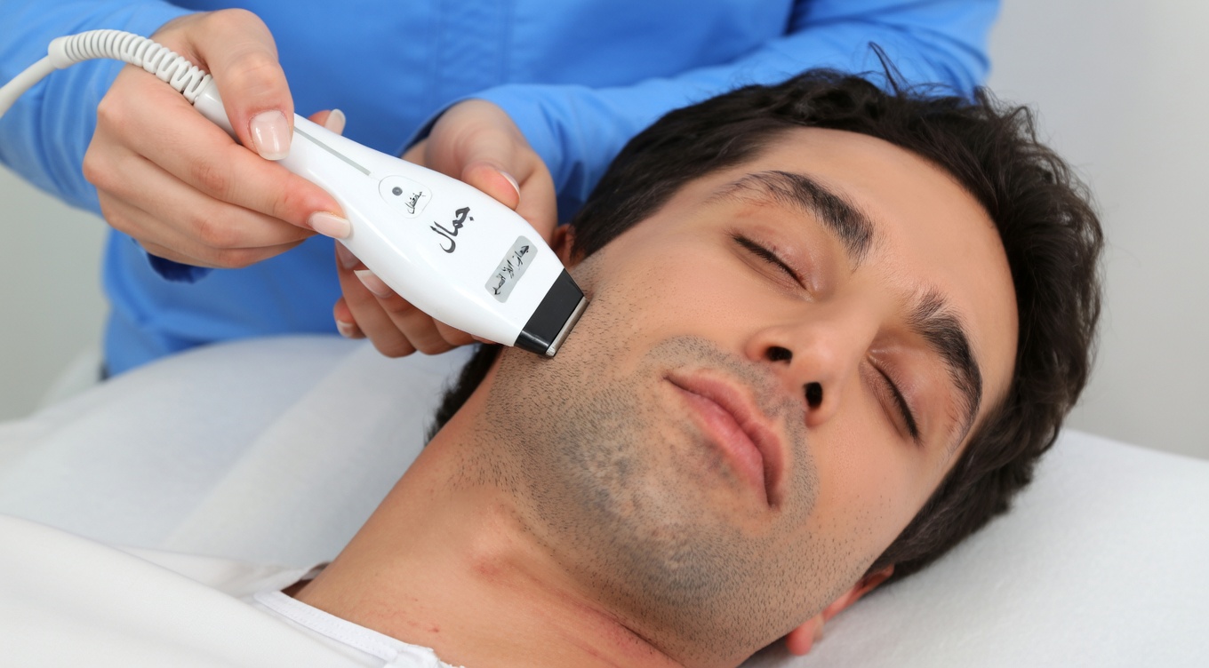 شعر الأذن وصحتك: ماذا يقول الأطباء عن هذه العلامة الجسدية المُهمَلة