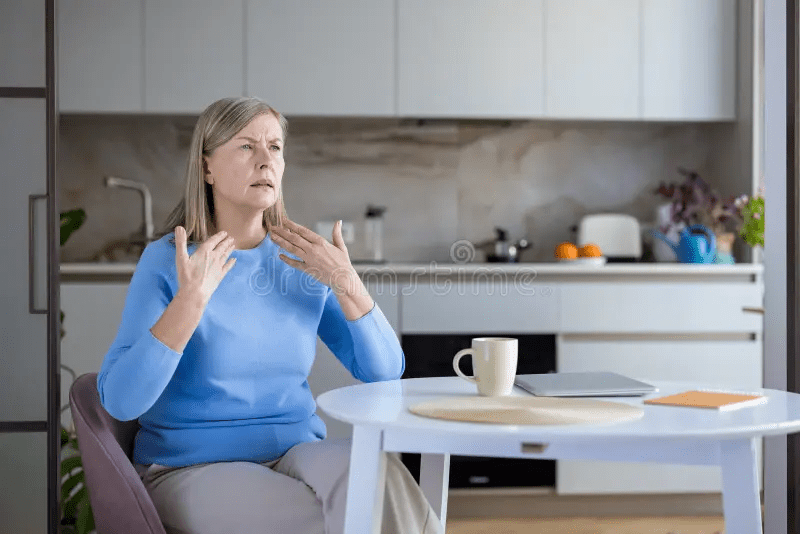 التعرّف على علامات انقطاع الطمث المبكر: 10 أعراض شائعة وتغيّرات إضافية يجب الانتباه لها