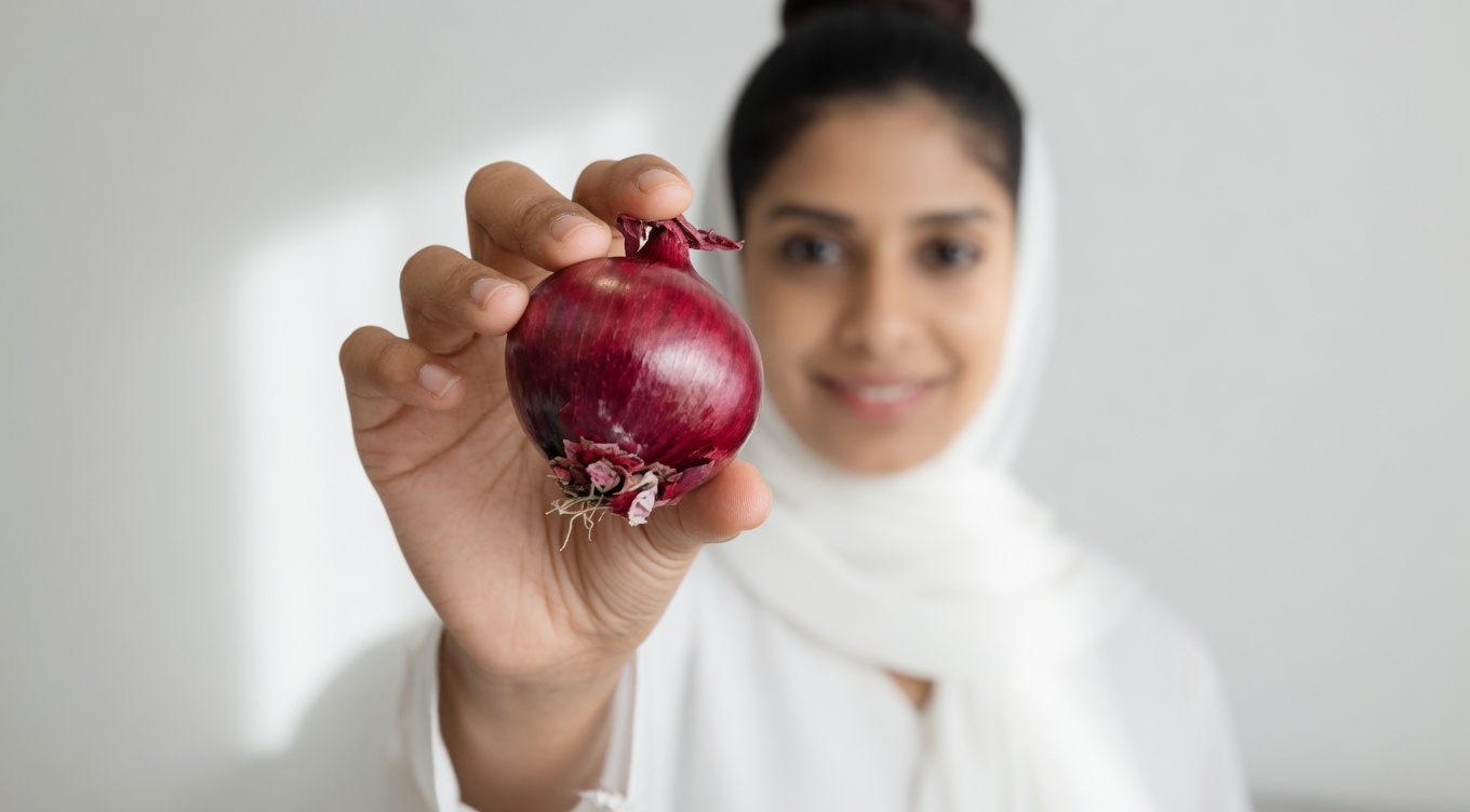 هل يمكن أن يساعد البصل الأحمر في دعم بشرة أكثر إشراقًا وتوحيد اللون؟ طريقتان لطيفتان لاستخدامه للبقع الداكنة ومشكلات التصبغ