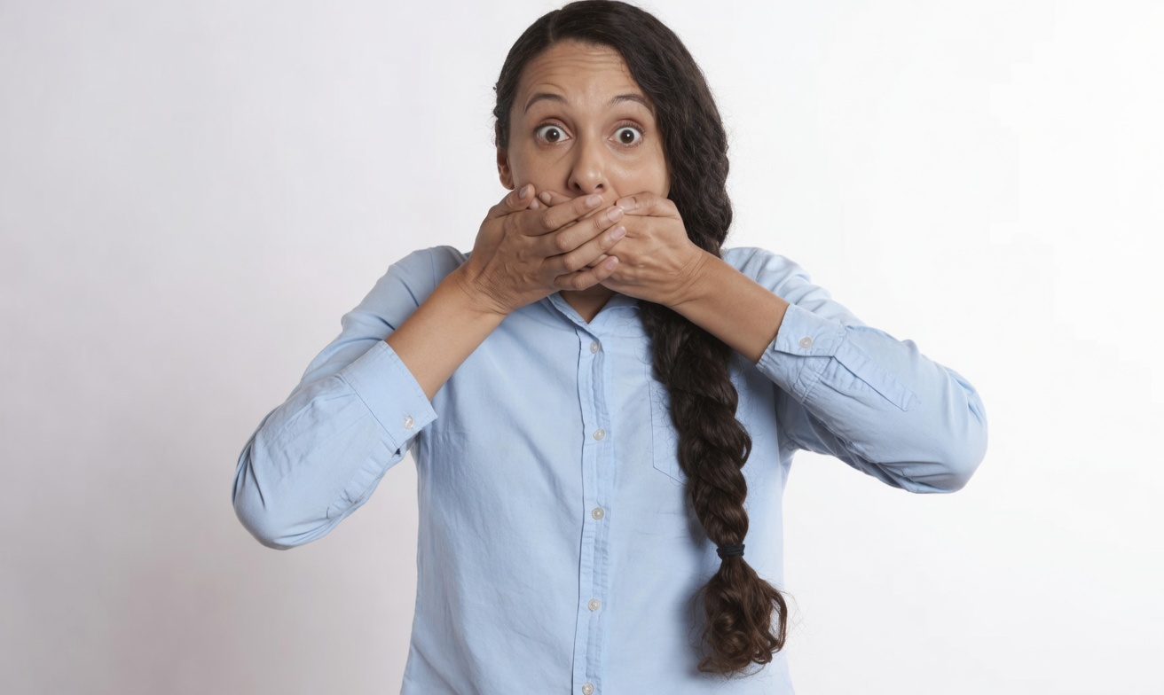 طرق طبيعية لتبييض الأسنان في المنزل: علاجات آمنة لابتسامة أكثر إشراقًا