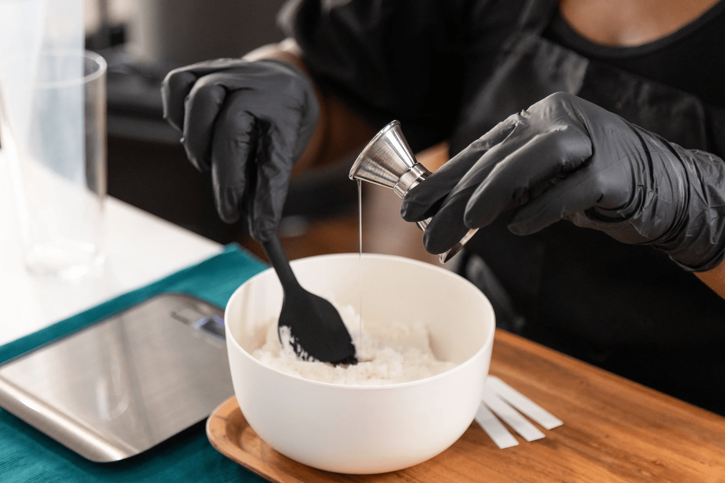 "يبدو وكأنني خضعت لإجراء تجميلي": العلاج المنزلي الذي يستخدمه الناس لتحسين مظهر التجاعيد والبقع الداكنة على اليدين والذراعين