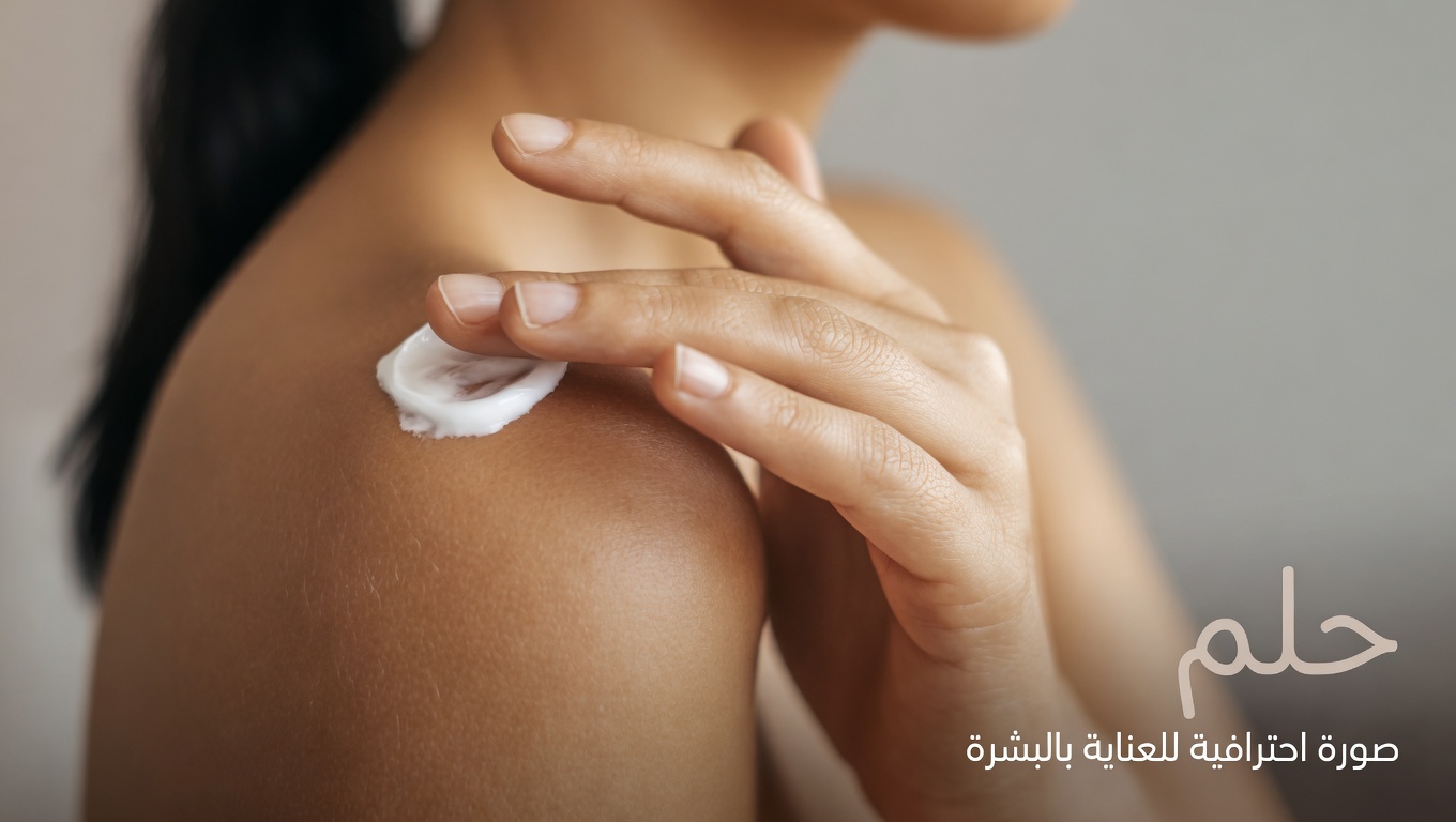 حيلة الفازلين + الملح: السر القديم لبشرة أكثر شدّاً ونعومة الذي يعود للانتشار بهدوء من جديد