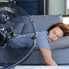 اكتشف لماذا قد لا تكون النوم مع تشغيل المروحة ليلًا أفضل فكرة لصحتك