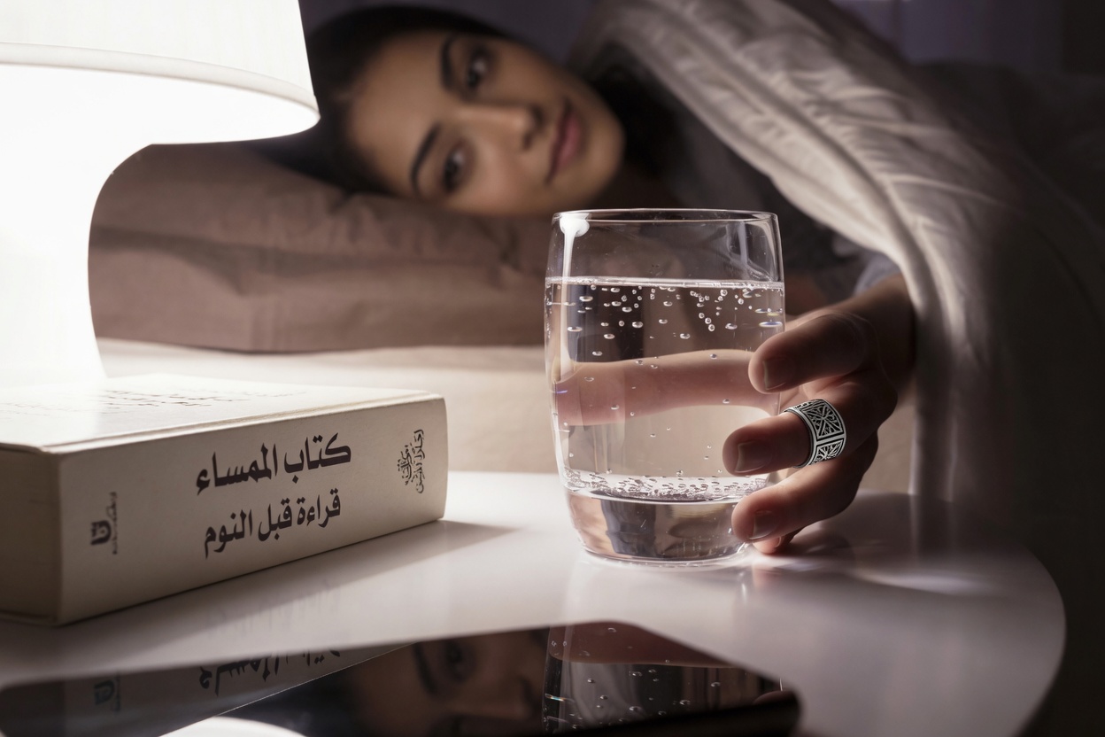 تناول هذا قبل النوم لصحة العين؟ عادة ليلية يغفل عنها كثير من كبار السن