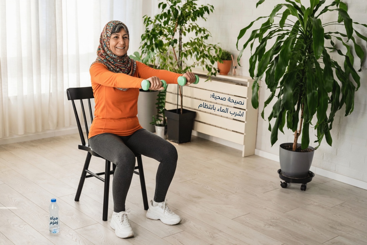 5 تمارين منخفضة التأثير غالبًا ما يوصي بها الجرّاحون للبالغين فوق 60 عامًا لدعم القوة والتوازن