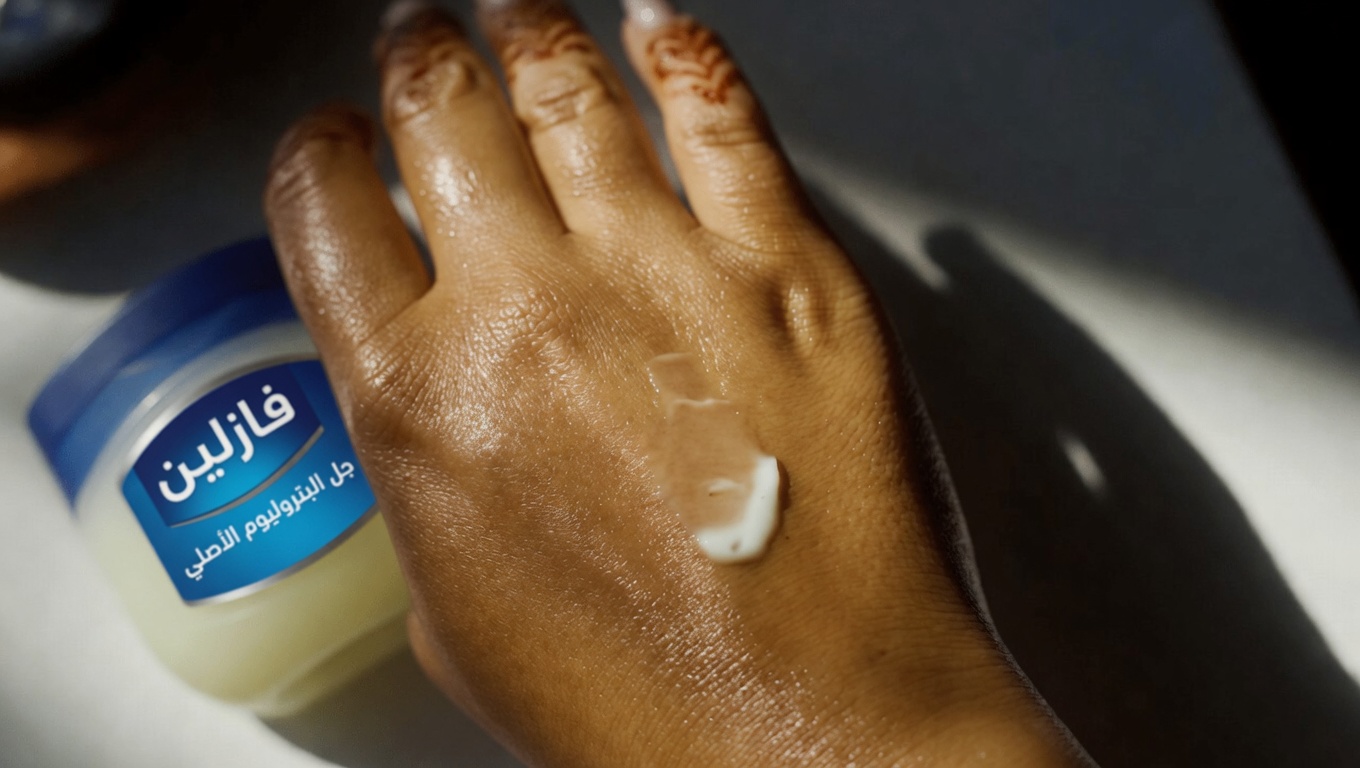 اكتشف 15 حيلة عملية للفازلين للبشرة الناضجة يمكنها تعزيز روتين الترطيب اليومي لديك