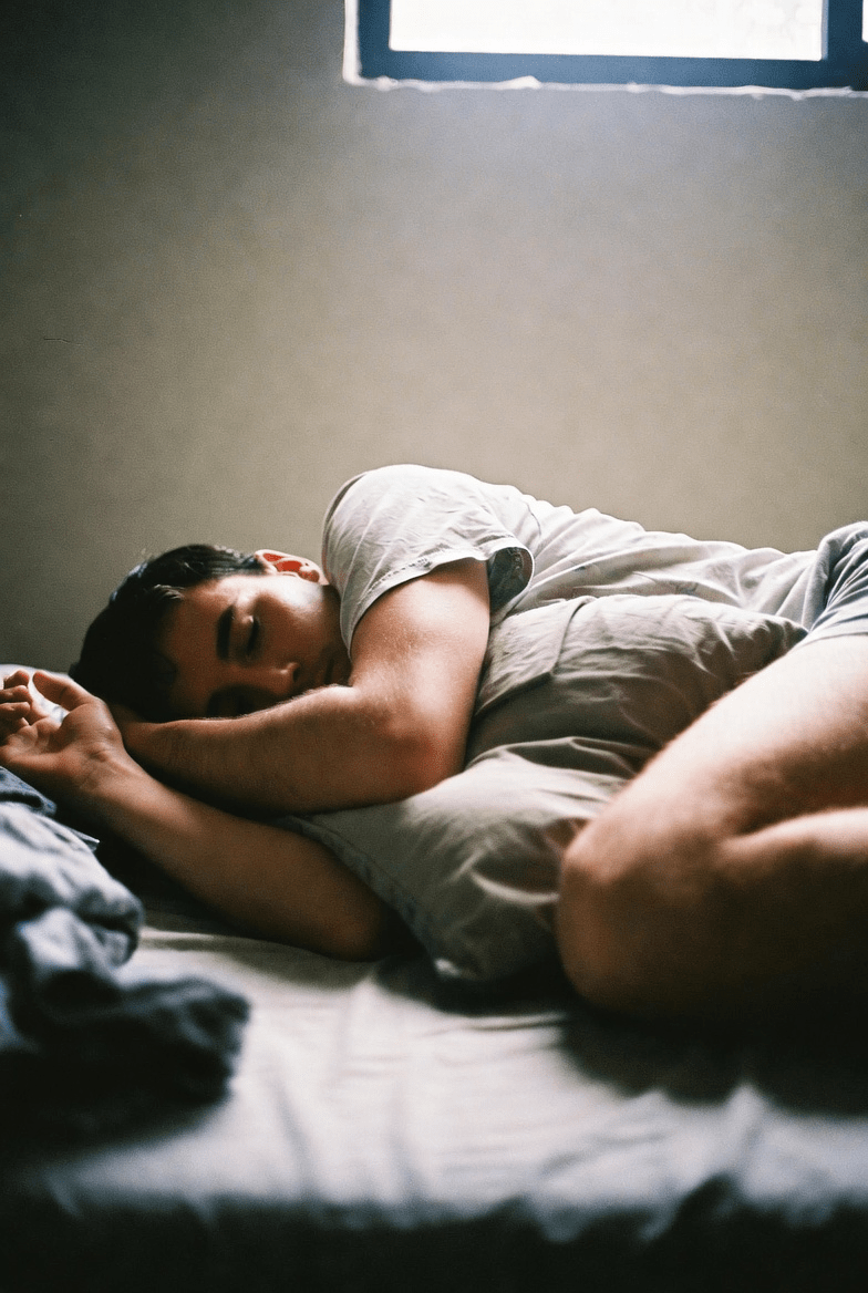 توقف عن النوم بهذه الطريقة! طرق بسيطة لحماية عمودك الفقري أثناء الراحة