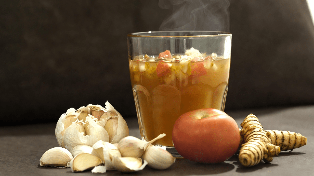 مشروب طبيعي لدعم صحة البروستاتا بعد سن الأربعين: استكشاف مزيج الثوم والطماطم والكركم