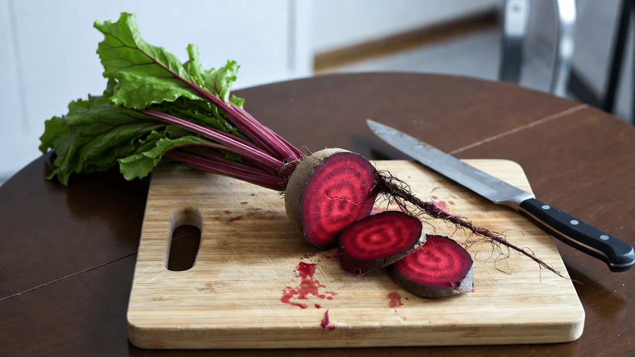 كبار السن: اكتشفوا كيف يمكن لعادة بسيطة بتناول الشمندر قبل النوم أن تدعم الدورة الدموية في الساقين طوال الليل