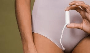 ملاحظة رائحة مهبلية حامضة؟ اكتشفي 4 أسباب شائعة وعادات يومية بسيطة لدعم التوازن