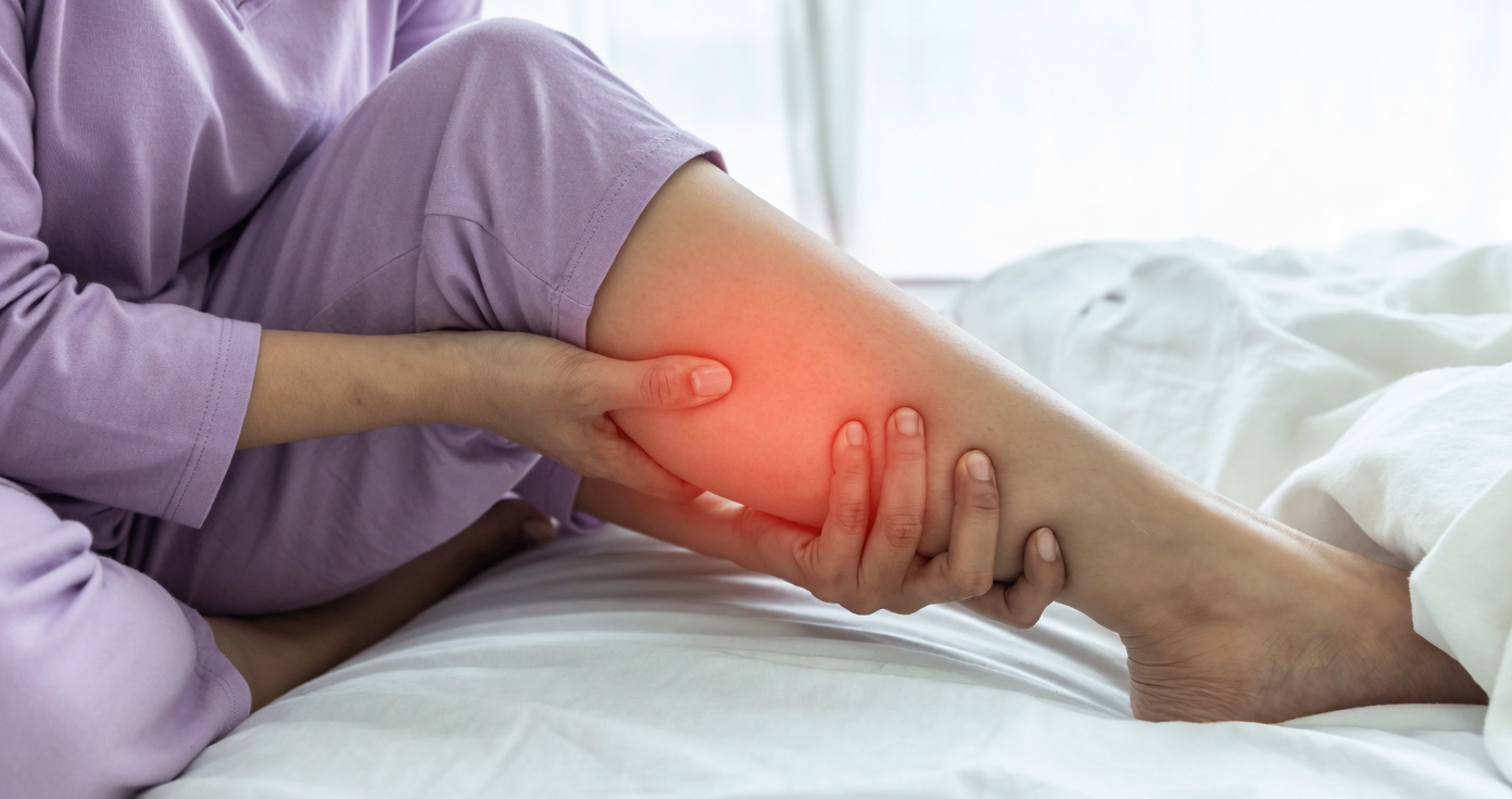 كبار السن: اكتشفوا هذه الحركة البسيطة للساق أثناء الجلوس لتحسين الدورة الدموية في الساقين وتعزيز الراحة اليومية