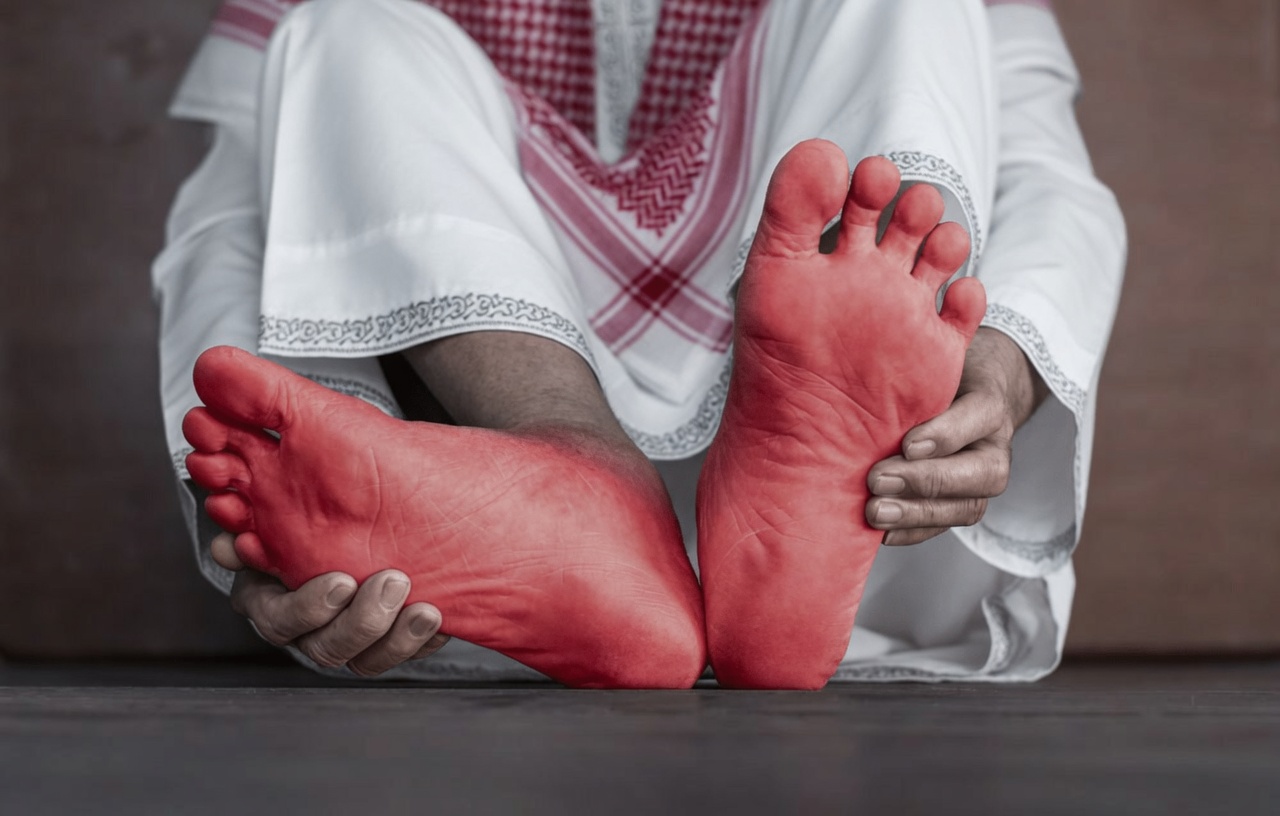 8 علامات صامتة قد تُظهرها قدماك تشير إلى تلف الأعصاب بعد سن الخمسين